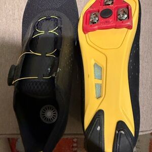 Pearl Izumi Black Cycling Shoes with Yellow Accents